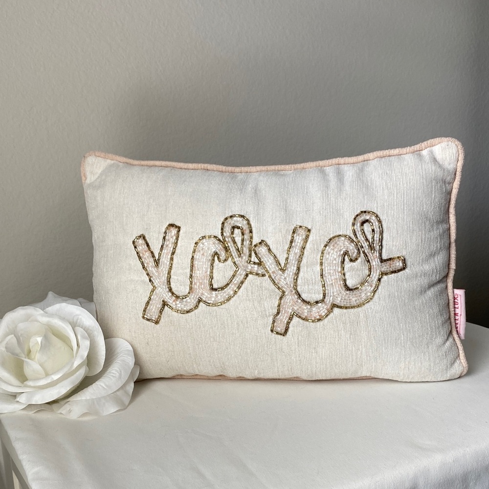 Cream, Pink, and Gold 'XOXO' Decorative Pillow
